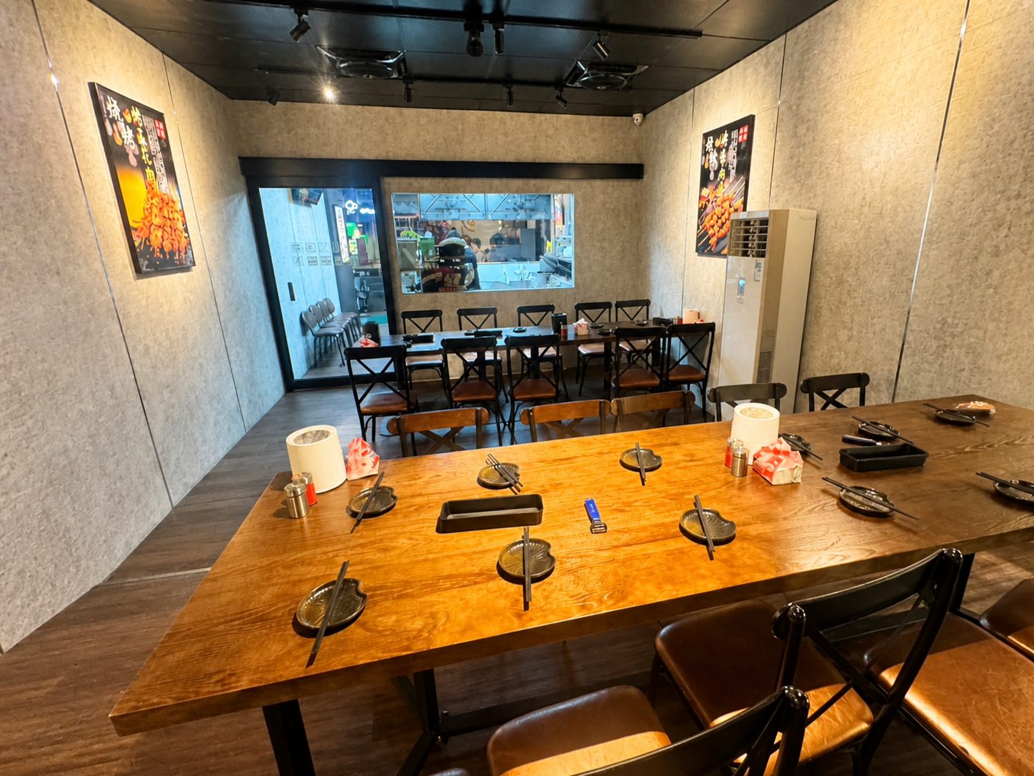 碳班燒烤店內用餐空間